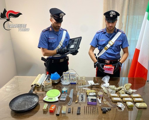 Hashish, pistola e ricetta per droghe sintetiche: arrestato lo spacciatore dei giovani eporediesi
