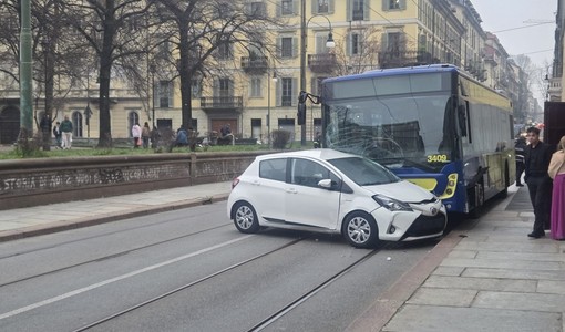 Scontro tra un bus ed una macchina in via Accademia, travolti due bambini Scontro tra un bus ed una macchina in via Accademia, travolti due bambini