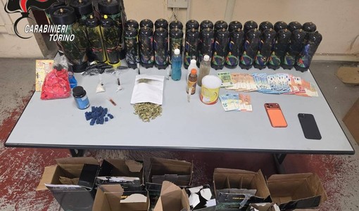 Fermati in auto a Mirafiori Sud con il "bazar" in casa: scoperti con mezzo chilo di droga sintetica, palloncini e bombole "esilaranti"