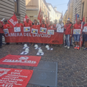 Incidente di Brandizzo, a Vercelli sfilano in duemila. Landini: &quot;Si cambi il sistema&quot;. Le famiglie delle vittime: &quot;Vogliamo giustizia&quot;