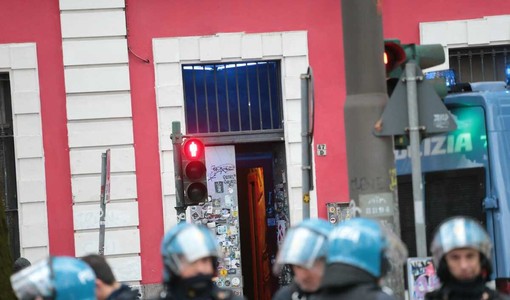 Corteo contro il caro vita: arresti domiciliari per una militante di Askatasuna Corteo contro il caro vita: arresti domiciliari per una militante di Askatasuna