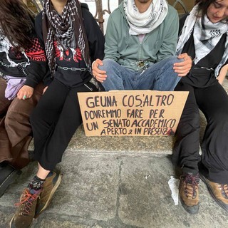 Gruppo di studenti pro Palestina si incatena davanti al rettorato