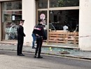 I carabinieri all'esterno di uno dei negozi assaltati dai ladri I carabinieri all'esterno di uno dei negozi assaltati dai ladri