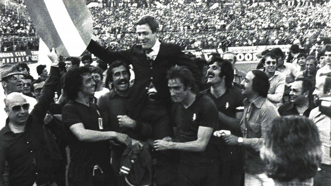 I giocatori portano in trionfo il tecnico Radice (foto tratta da Torinofc.it)