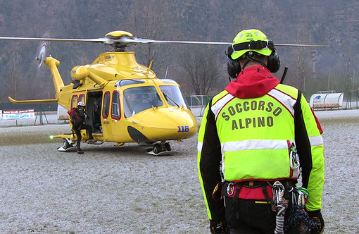 Precipita in un ruscello e muore, inutili i tentativi di soccorso per uno scialpinista torinese di 70 anni