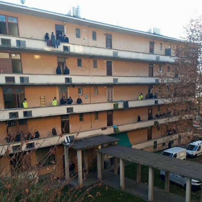 Foto d'archivio dello sgombero di una casa popolare