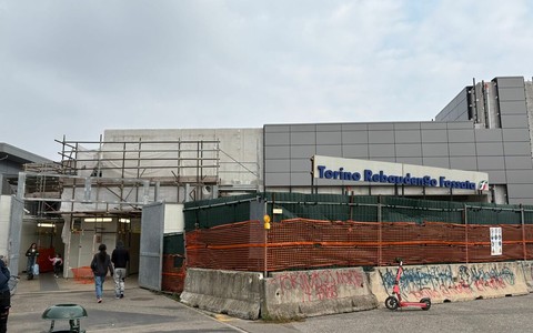 Troppi atti vandalici e guasti, la stazione Rebaudengo pronta solo nel 2026