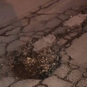 Moncalieri: buche e asfalto rovinato in via Cavour. La rabbia dei residenti