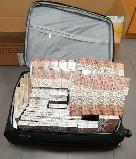 Caselle, sequestrate in aeroporto 100 stecche di sigarette russe di contrabbando