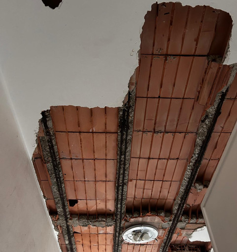 Case popolari di Rivoli, anziani costretti a vivere con il soffitto del bagno smantellato Case popolari di Rivoli, anziani costretti a vivere con il soffitto del bagno smantellato