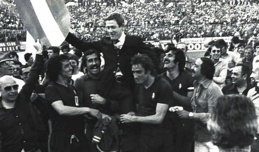 I giocatori portano in trionfo il tecnico Radice (foto tratta da Torinofc.it)