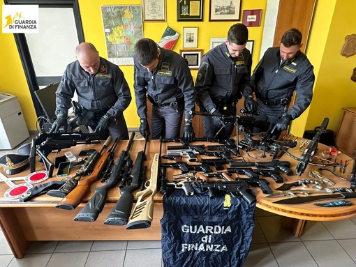 Le armi sequestrate dalla Guardia di Finanza
