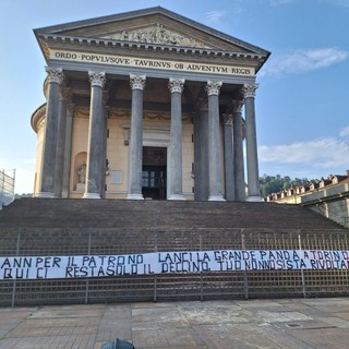 Gli striscioni appesi dalla Fiom