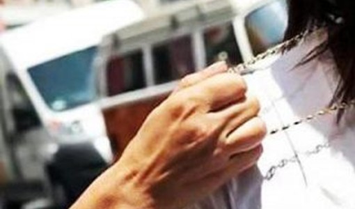 L'anziana fu rapinata della sua collanina L'anziana fu rapinata della sua collanina