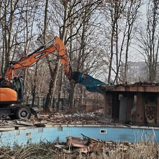 Le operazioni di sgombero dentro l'ex piscina Sempione