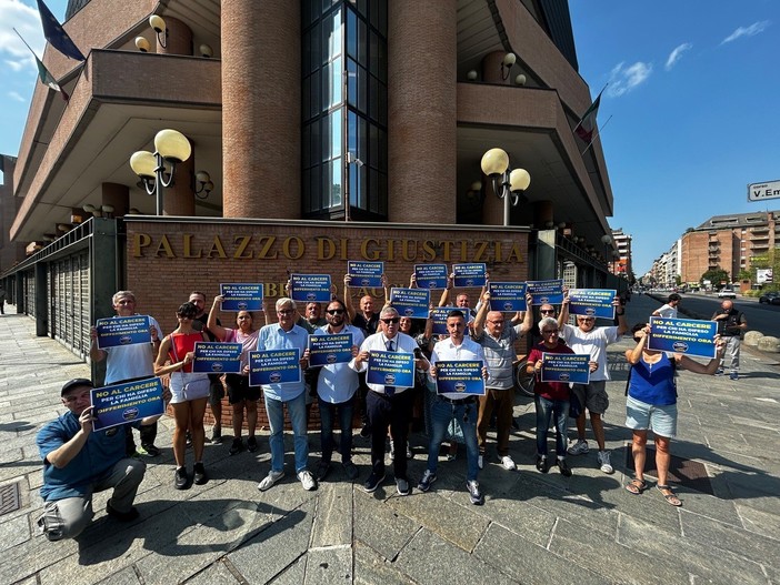 Vannacciani con Roggero: sit-in di Futuro Nazionale in solidarietà al gioielliere Vannacciani con Roggero: sit-in di Futuro Nazionale in solidarietà al gioielliere
