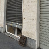 Spaccata con tombino in pizzeria, i commercianti: “Siamo alle solite” Spaccata con tombino in pizzeria, i commercianti: “Siamo alle solite”