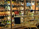carrello supermercato tra le corsie