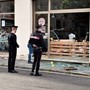 I carabinieri all'esterno di uno dei negozi assaltati dai ladri