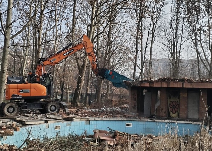 Una foto dello sgombero dell'ex piscina Sempione