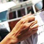 L'anziana fu rapinata della sua collanina L'anziana fu rapinata della sua collanina