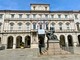 Un lenzuolo appeso al Municipio in solidarietà con Gaza