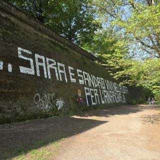 Ai Giardini Reali una gigantesca scritta dedicata alla memoria degli anarchici Sara e Sandro