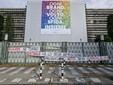 Gli striscioni appesi dalla Fiom all'esterno di Mirafiori e del Mauto