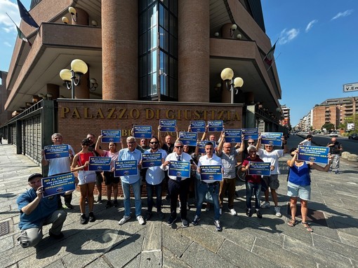 Vannacciani con Roggero: sit-in di Futuro Nazionale in solidarietà al gioielliere Vannacciani con Roggero: sit-in di Futuro Nazionale in solidarietà al gioielliere