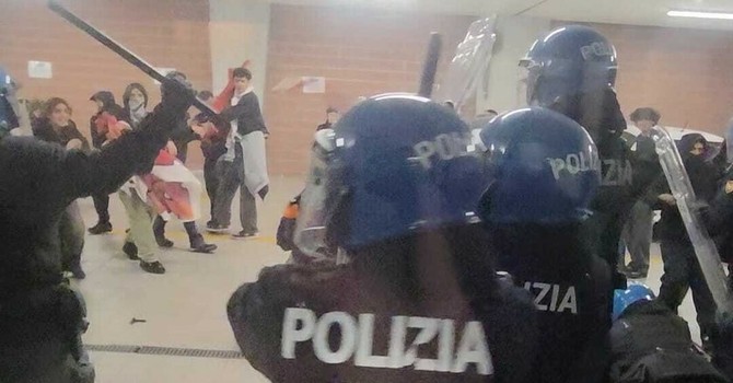 "No Meloni Day", scontri in corso Inghilterra: studente 18enne agli arresti domiciliari "No Meloni Day", scontri in corso Inghilterra: studente 18enne agli arresti domiciliari