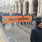 La protesta dei taxisti viaggia lungo il centro di Torino