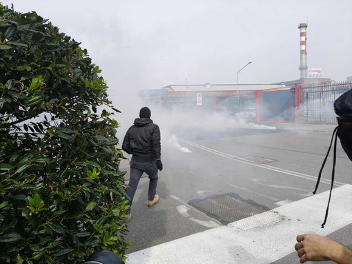 Tensioni da Leonardo: Pro Pal lanciano petardi, Polizia risponde con lacrimogeni