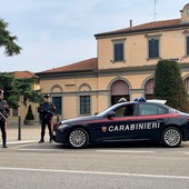 Cerca di soffocare la mamma per una bolletta: 33enne in manette per tentato omicidio