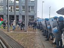 Studenti che manifestano al Politecnico
