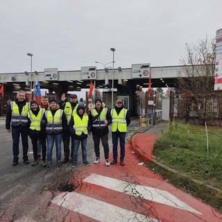 Lavoratori Transnova in protesta davanti ai cancelli Stellantis