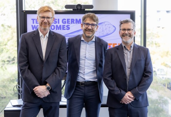 Francesco Cianelli, CEO di Teoresi GmbH e CFO di Teoresi Group (al centro) con Stuart Baskcomb e Robert Muirhead, co-founder e co-Director di Delta System Solutions