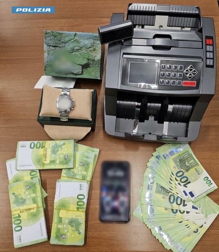 La Polizia ha arrestato i truffatori e recuperato soldi e orologio di lusso La Polizia ha arrestato i truffatori e recuperato soldi e orologio di lusso