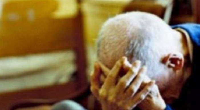 Un uomo di 84 anni è stato picchiato e rapinato da 4 giovani