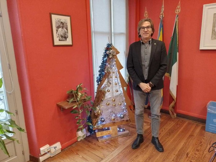 Il sindaco di Nichelino Giampiero Tolardo nel suo ufficio