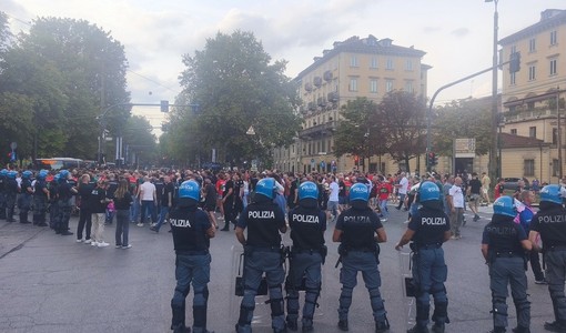 Juve - NEC, i tifosi olandesi in centro tra canti, cori, tanta birra (e altrettanta pipì) [VIDEO]