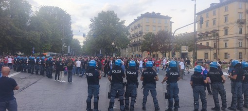 Juve - NEC, i tifosi olandesi in centro tra canti, cori, tanta birra (e altrettanta pipì) [VIDEO]