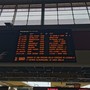 Il tabellone che evidenza ritardi e cancellazioni a Porta Nuova