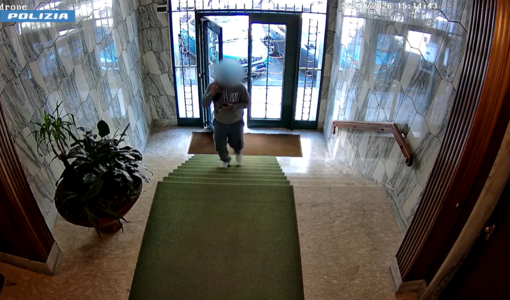 Un'immagine che riprende il truffatore in azione