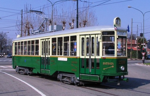 Quando gli operai andavano in Fiat con il 91: il tram storico davanti allo fabbrica di Mirafiori