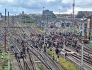 I manifestanti bloccano i binari dei treni, circolazione sospesa a Porta Nuova I manifestanti bloccano i binari dei treni, circolazione sospesa a Porta Nuova