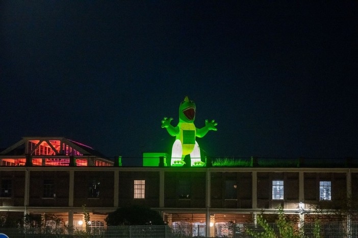 T-rex sui tetti dei Docks Dora: è Diina, dinosaura della pace T-rex sui tetti dei Docks Dora: è Diina, dinosaura della pace