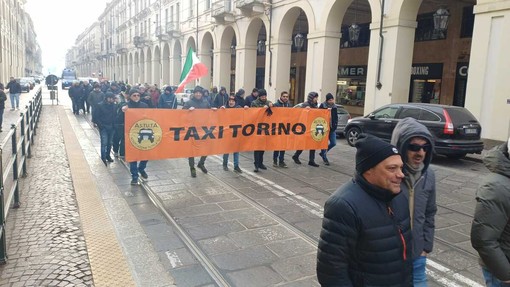 La protesta dei taxisti viaggia lungo il centro di Torino