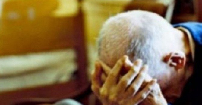 Un uomo di 84 anni è stato picchiato e rapinato da 4 giovani