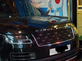 Traffico dei tram bloccato da un'auto parcheggiata male