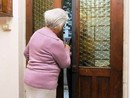 anziana che apre la porta di casa